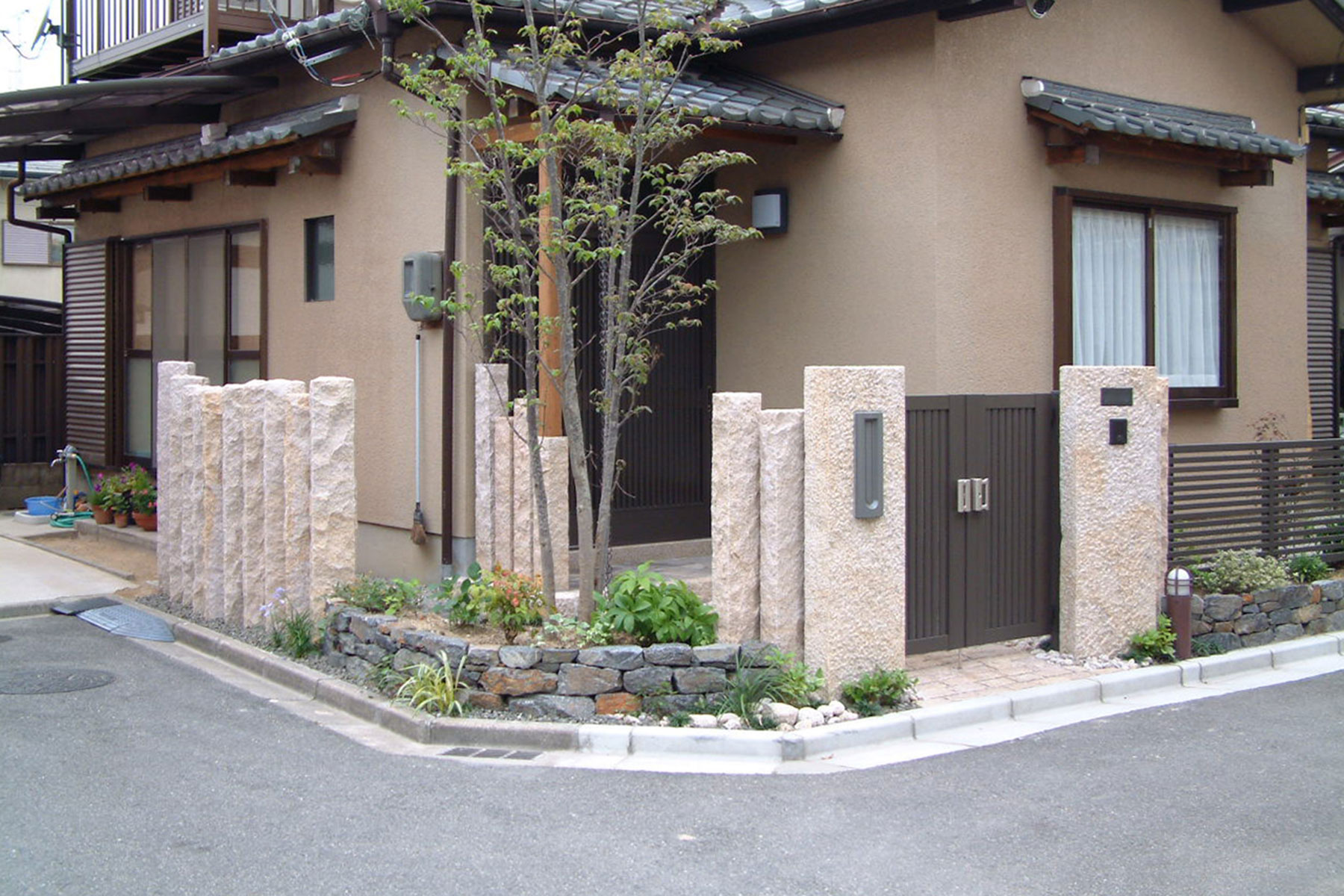 奈良市・エクステリアリフォーム/錆石の家