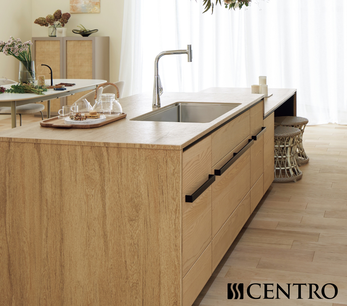 ナチュラルな木目扉のアイランド型キッチン